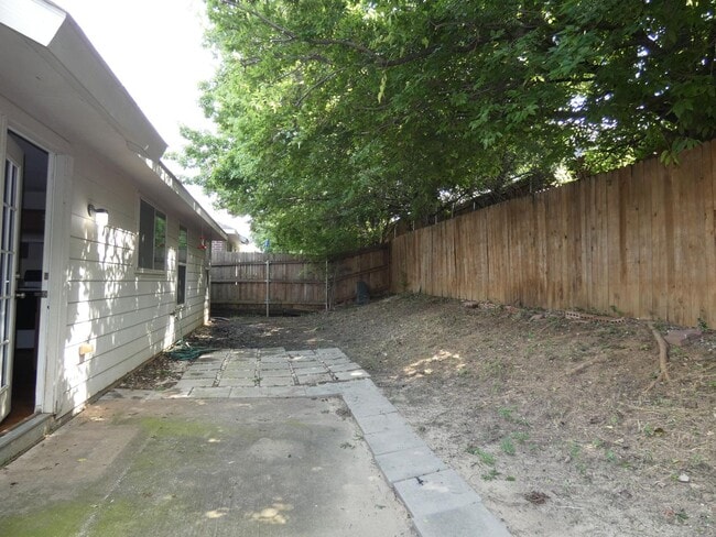 Building Photo - 10325 Bear Hollow Dr