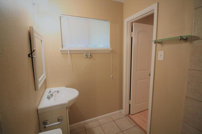 Building Photo - 5830 Effingham Dr