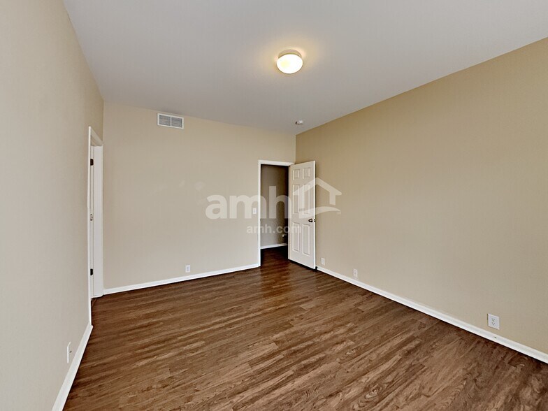 Building Photo - 209 Homestead Way