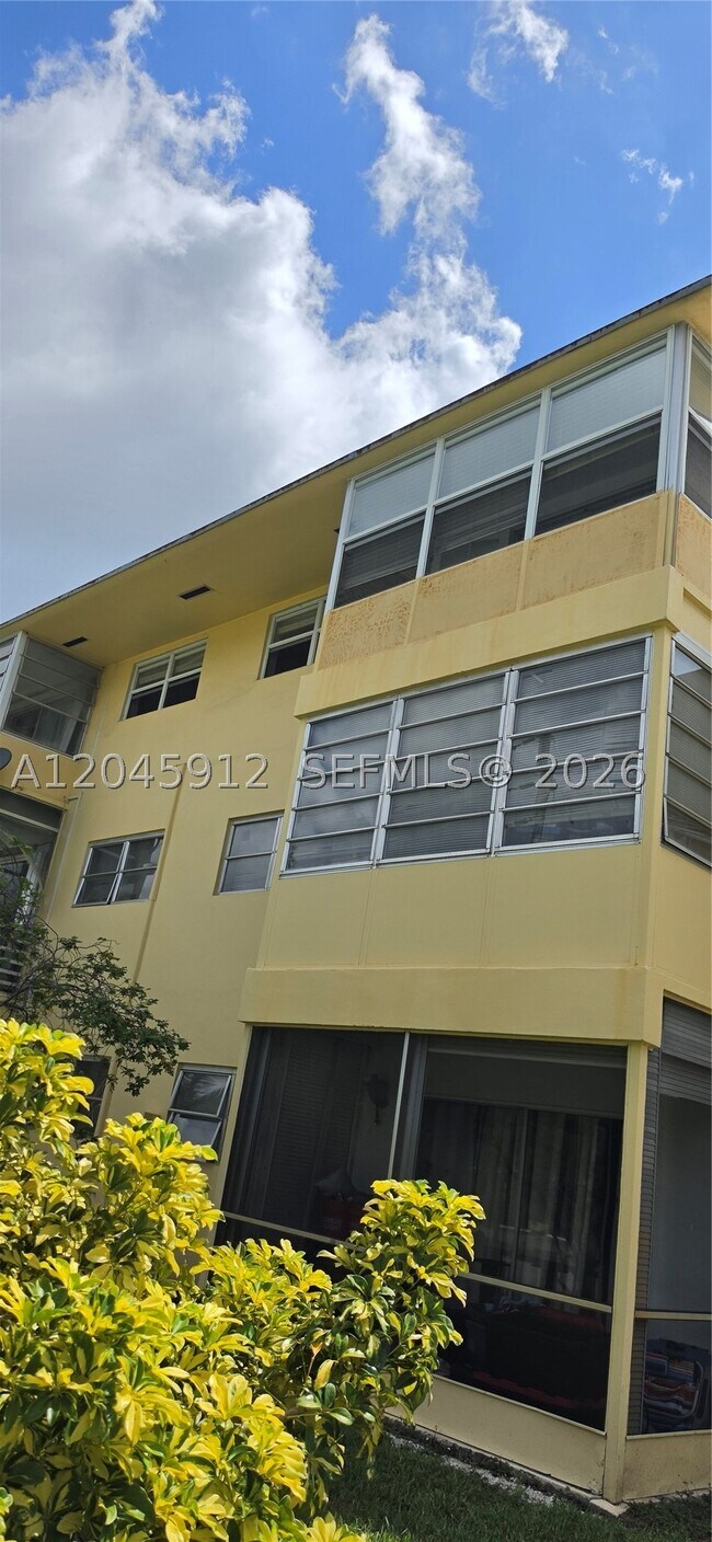 Building Photo - 20201 NE 29th Ct