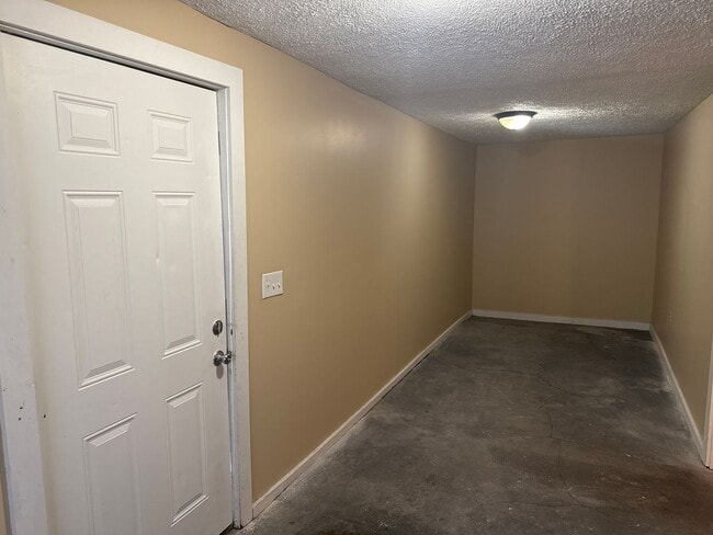 Building Photo - 2 Bedroom 1 Bath House $795! Central Air &...