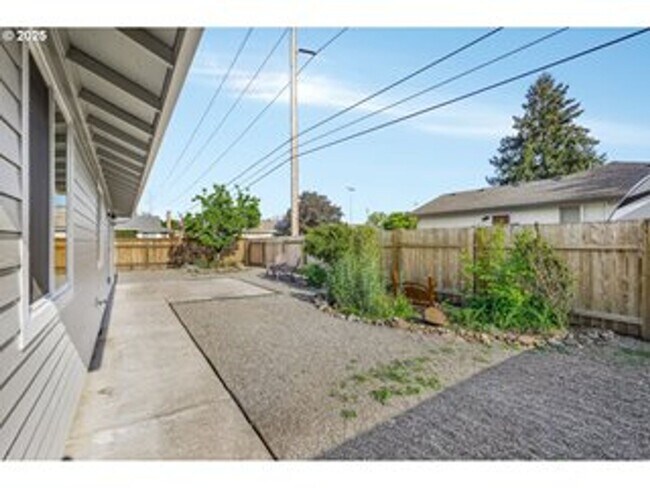 Building Photo - Beautifully Remodeled 3 Bedroom Home with ...