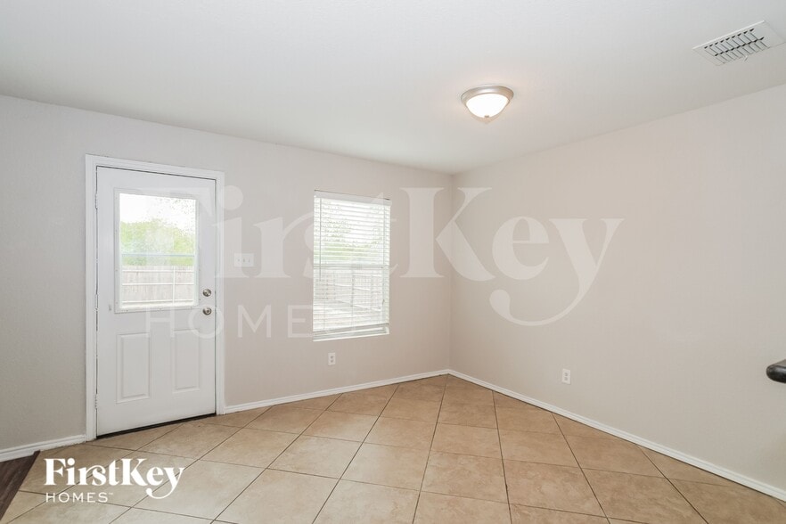 Building Photo - 4545 Waterford Dr