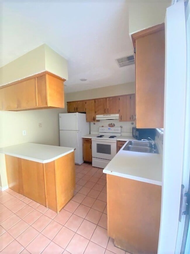 Building Photo - Cute 2 bedroom 1 1/2 bath townhome