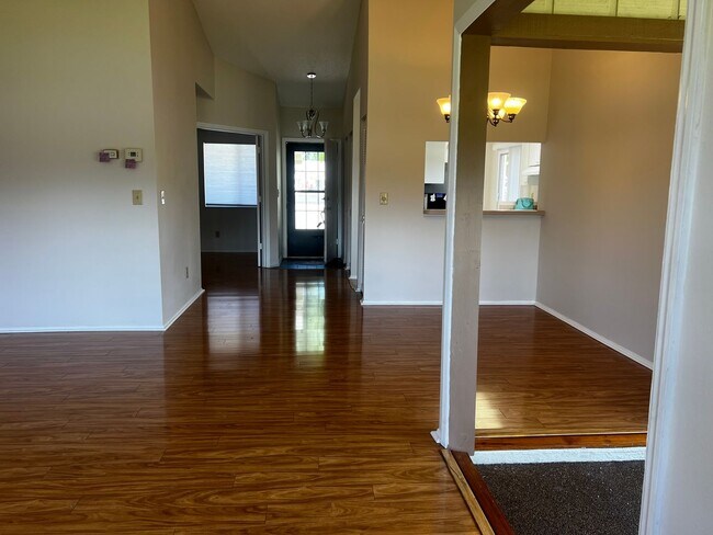 Building Photo - 3018 Sail Pointe Cir