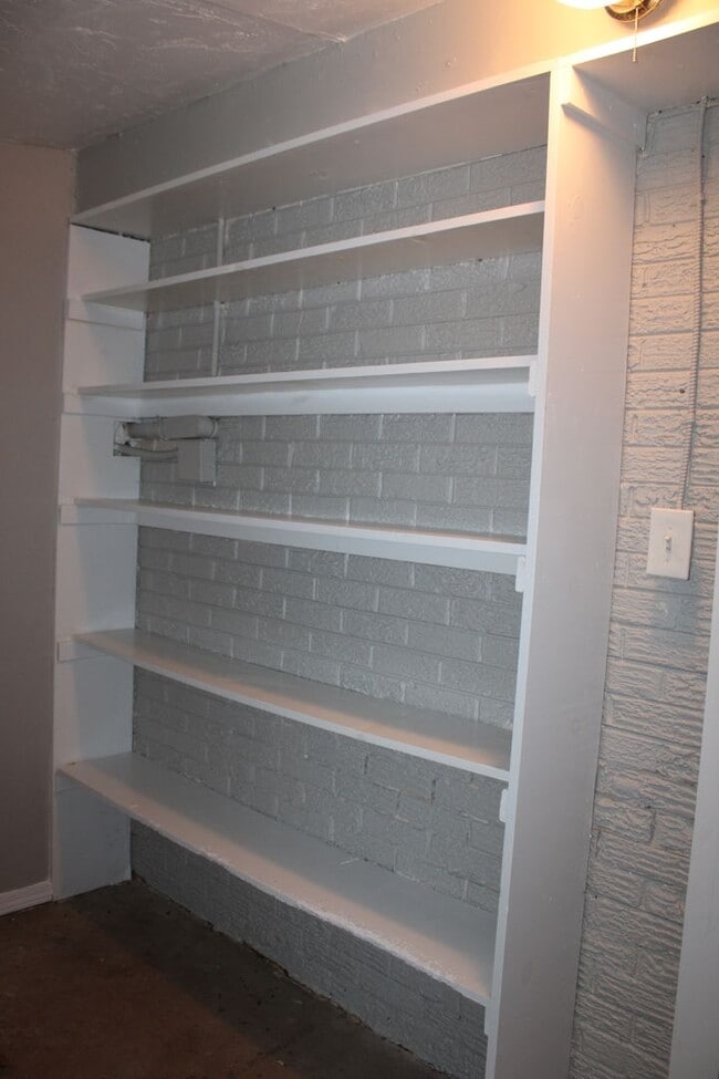 Building Photo - Close to Tinker and Shopping