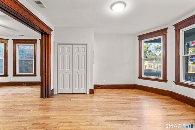 Building Photo - 548 Ferry St