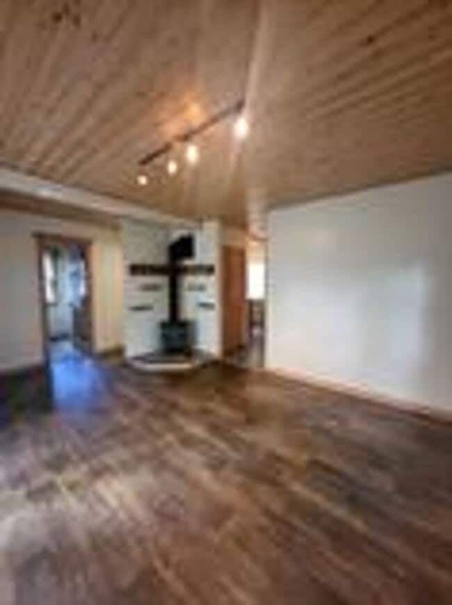 Building Photo - Balcony! In unit washer dryer! Bus route!