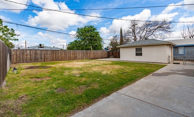 Building Photo - Charming & Updated: Your Perfect Retreat A...
