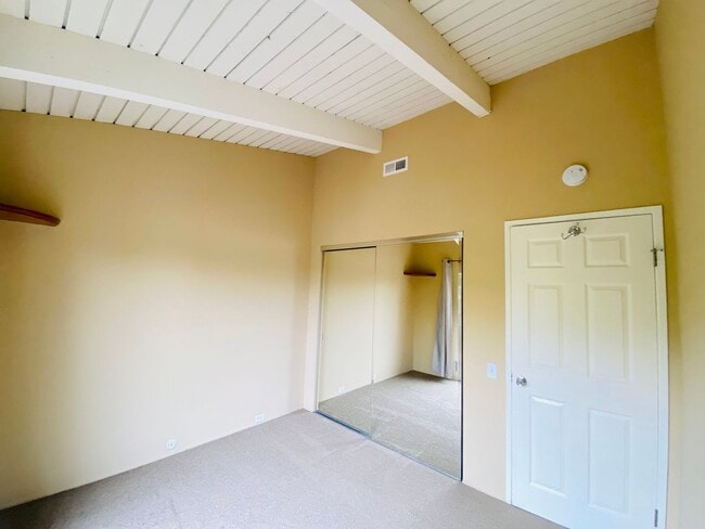 Building Photo - Spacious 2-Story Townhome near the Beach!