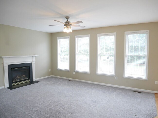 Building Photo - Spacious & Stylish 4-Bedroom Home with Fin...