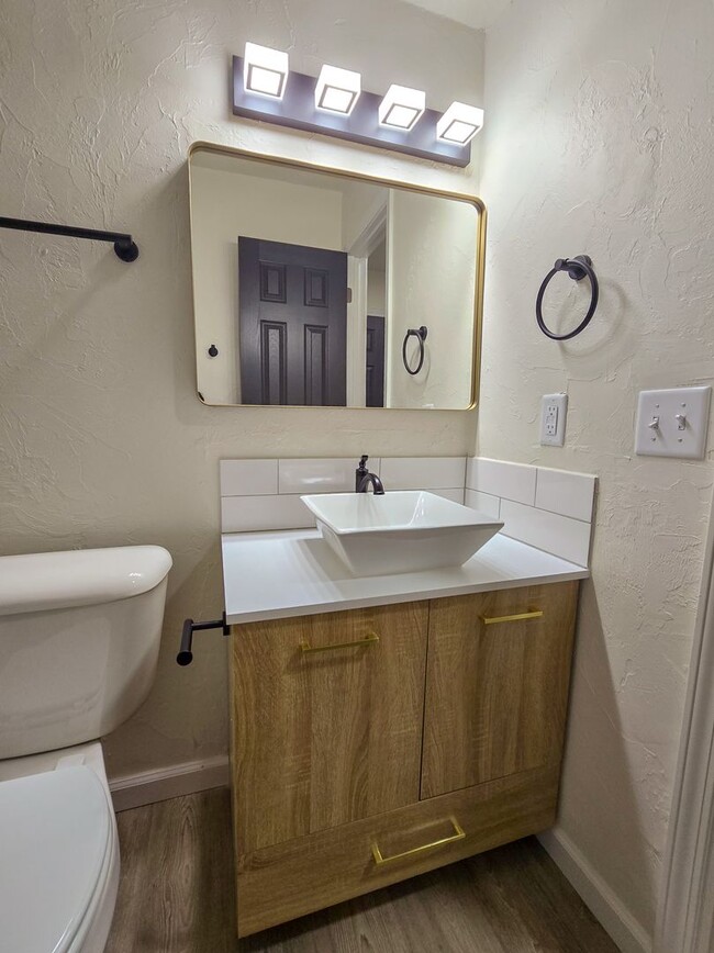 Building Photo - Beautifully remodeled 3 bed 1.5 bath home ...