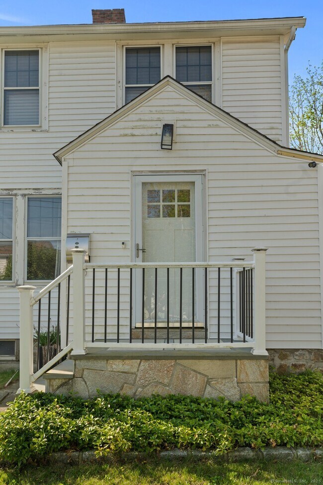 Building Photo - 15 Overland Ave