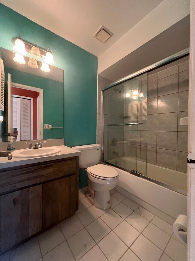 Building Photo - $1,650 ** Annual Lease ** 3 Bedroom / 2 Ba...