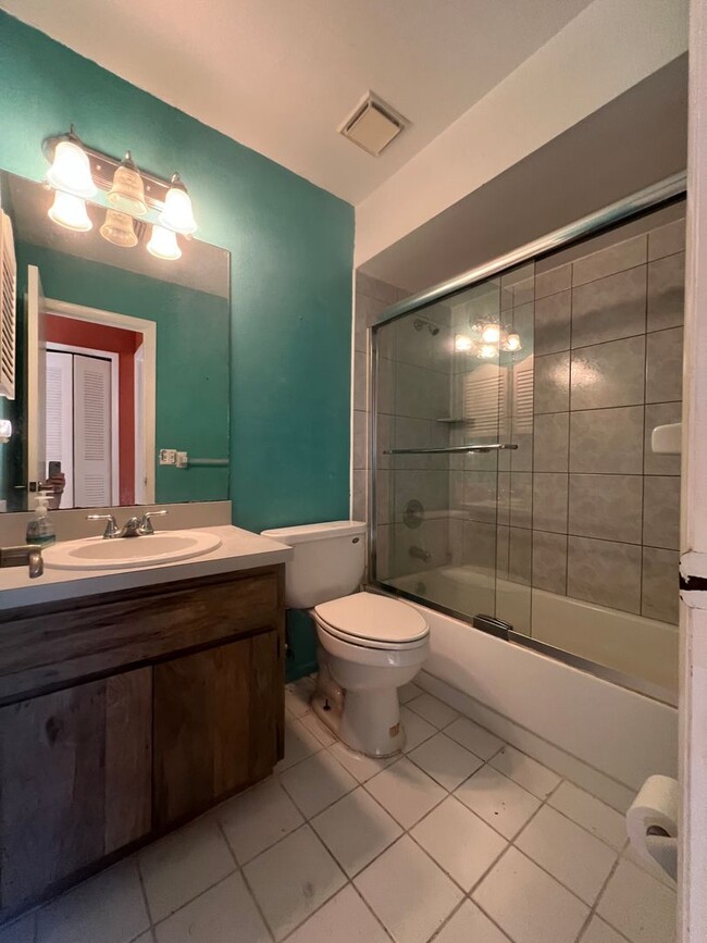 Building Photo - $1,695 ** Annual Lease ** 3 Bedroom / 2 Ba...