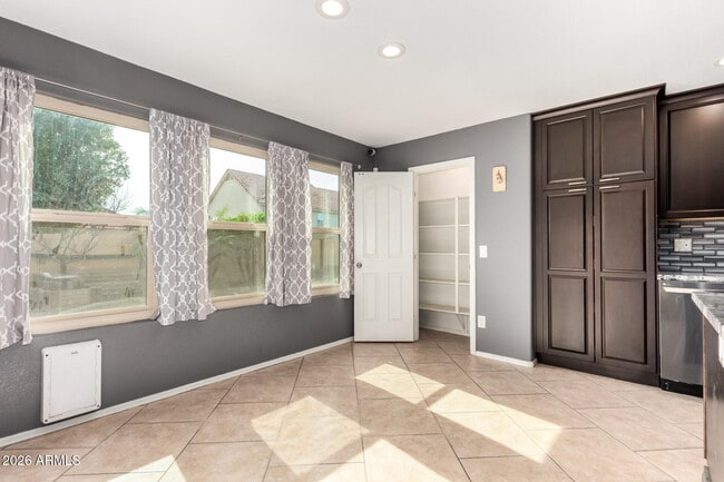 Building Photo - 2425 E Westchester Dr