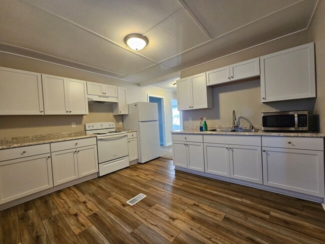 Building Photo - 2 bed 1 bath with Garage