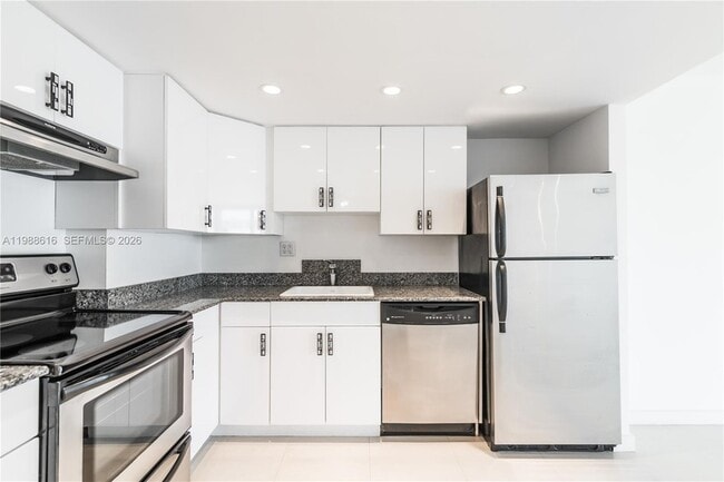 Building Photo - 1800 Collins Ave