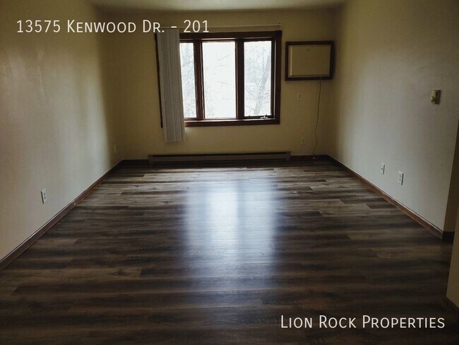 Building Photo - 13575 Kenwood Dr N