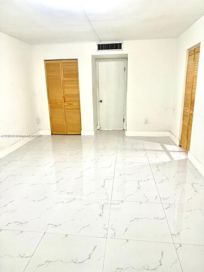 Building Photo - 1401 NE 191st St