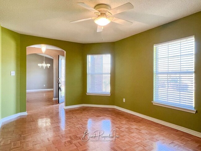 Building Photo - 2634 Southern Oaks Dr