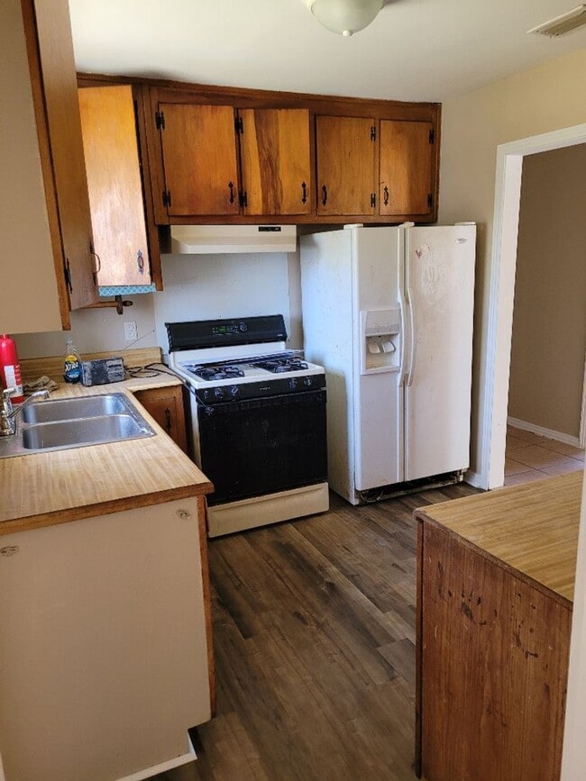 Building Photo - 3 bed 1 bath for rent
