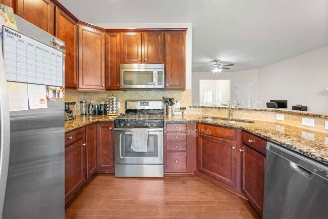 Building Photo - 2452 Royal York Ave