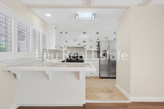 Building Photo - 6640 S Land Park Dr