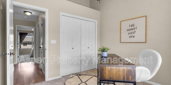 Building Photo - 482 N Mckenzie Ln