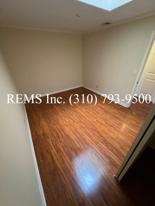 Building Photo - Refurbished Townhome with Laundry Hookups ...