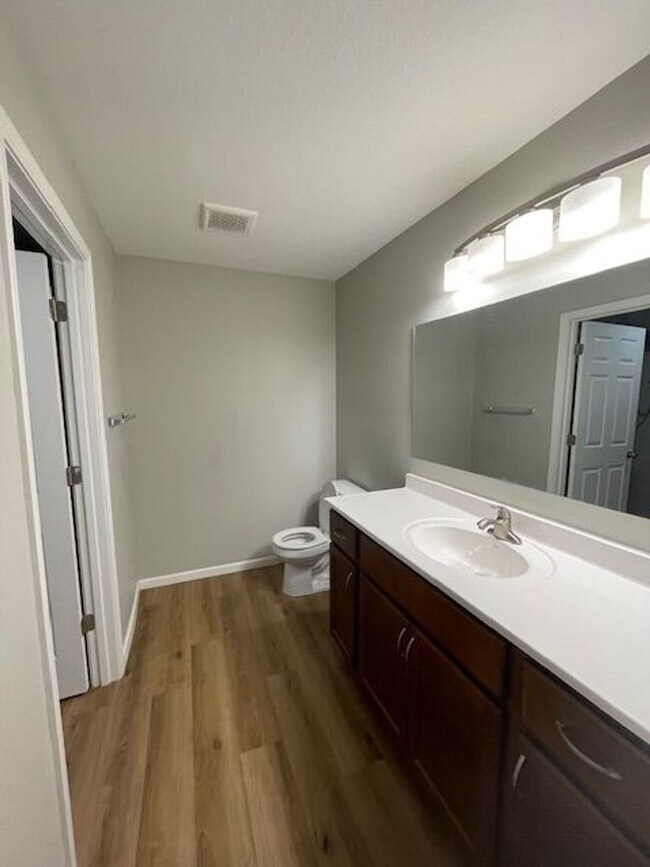 Building Photo - 202 Tyler St