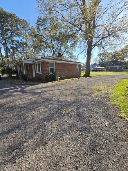 Building Photo - 617 Lexington Ave