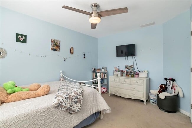 Building Photo - 1565 Hedington Cir SE