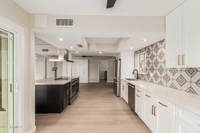 Building Photo - 4521 E Sunrise Dr