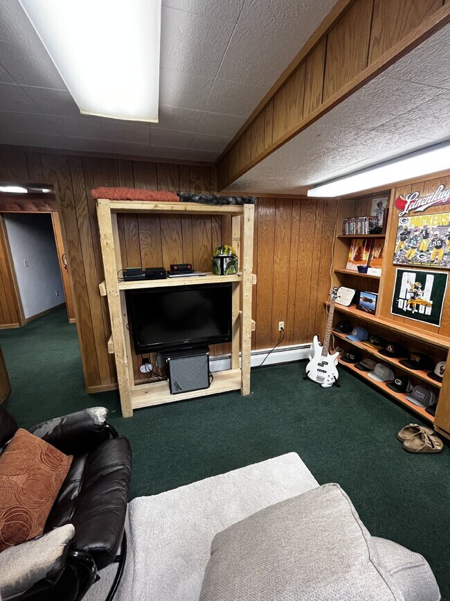 Building Photo - 1 bedroom near UWEC Available June 1st!