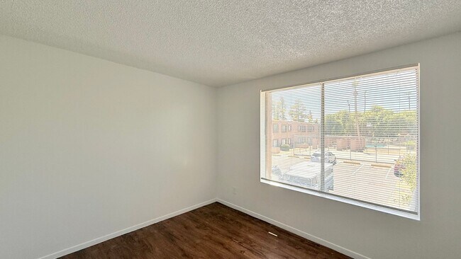 Building Photo - Spacious 3 bed, 2 bath upstairs, condo in ...