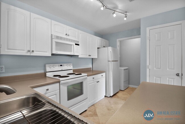 Building Photo - Bright, Freshly Updated 2BR/2BA Condo at T...