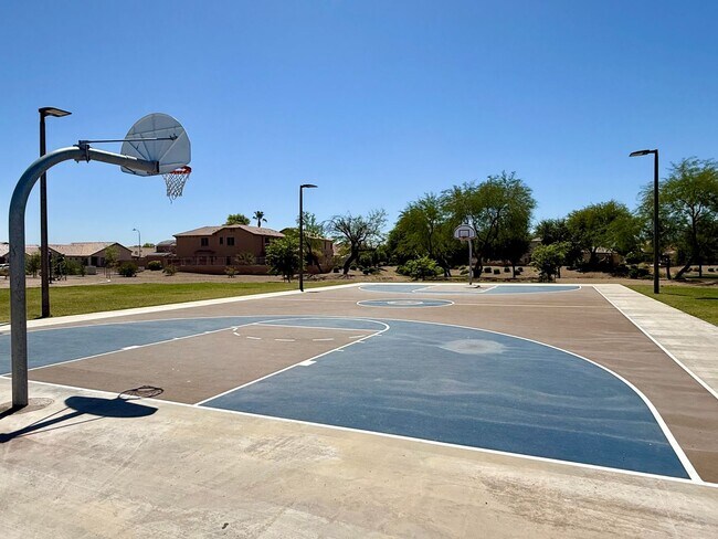 Building Photo - BRAND NEW CARPET 3 Bedroom 2 Bathroom Spacious Floorplan!