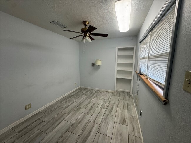 Building Photo - 702 Robin Cir