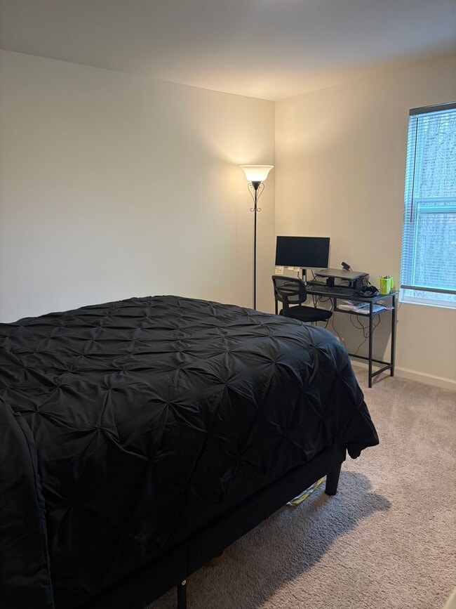 Building Photo - End-Unit Townhouse