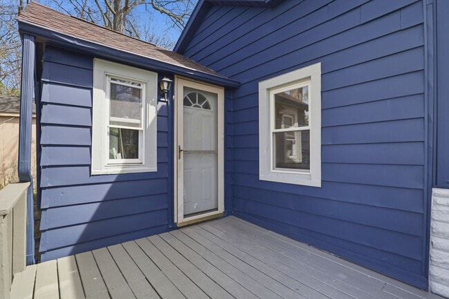Building Photo - 3-bedroom home with deeded access to all-sports Loon Lake