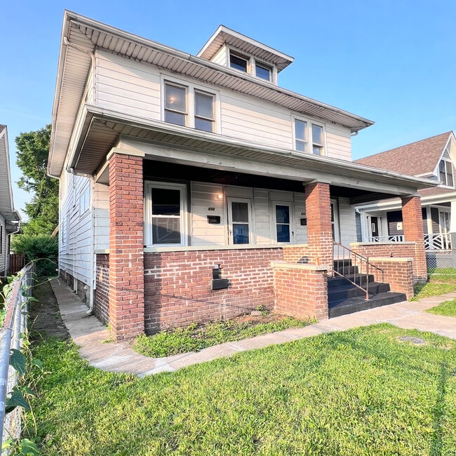 Building Photo - 609 W 30th St