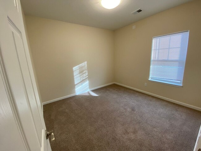 Building Photo - 3 Bedroom 2 Bath Single story end unit.