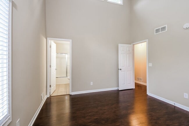 Building Photo - 185 Castleair Ct NE