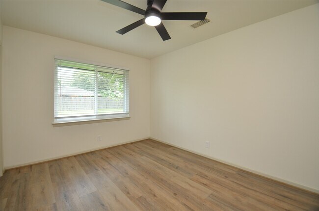 Building Photo - 9011 Theysen Dr
