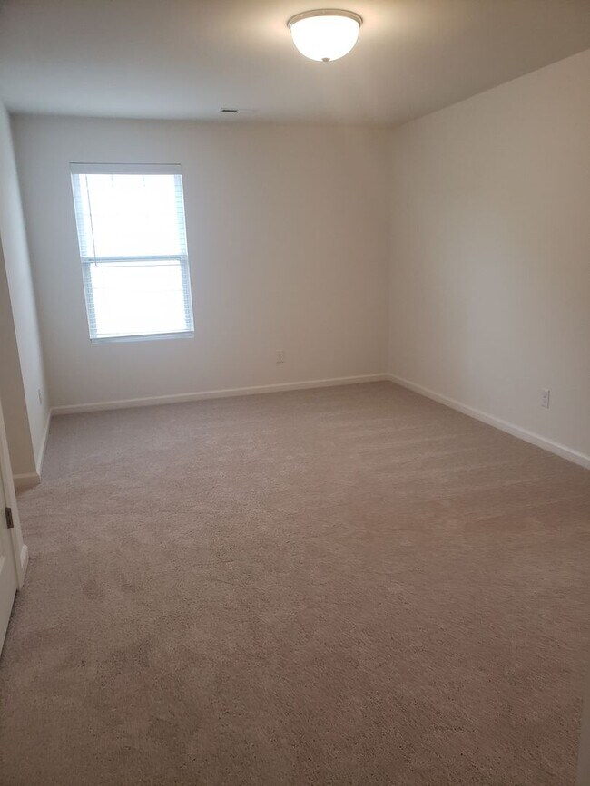 Building Photo - Gorgeous 4 Bed, 2.5 Bath with 2 Car Garage