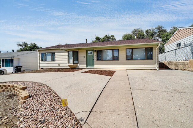Building Photo - 318 Maplewood Dr