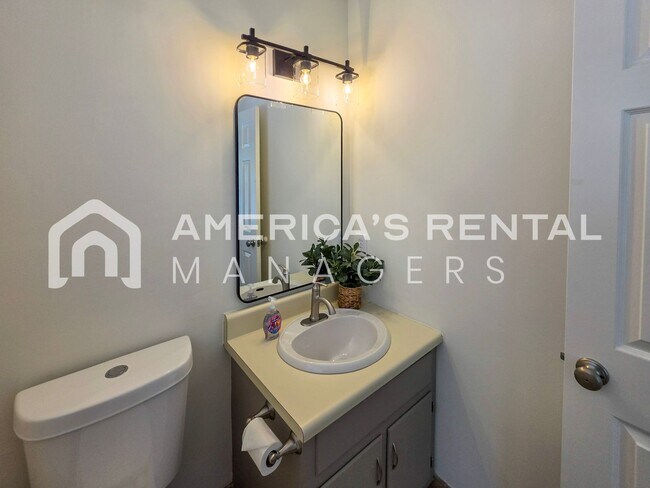 Building Photo - DEPOSIT PENDING! Newly Renovated and Ready for Move In!