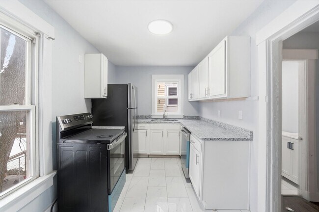 Building Photo - 44 5 Oaks Ave