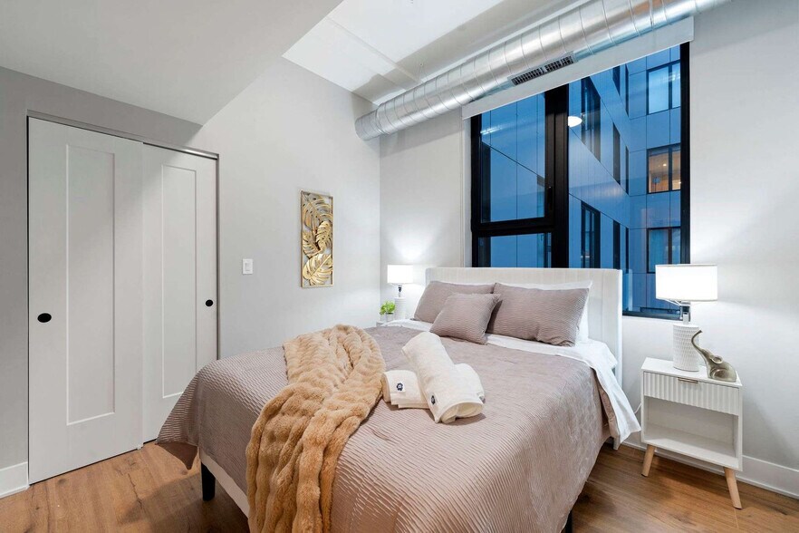 Building Photo - 6044 N Winthrop Ave